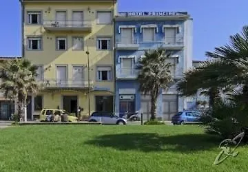 Hotel Nuovo Tirreno Lido di Camaiore 3*,