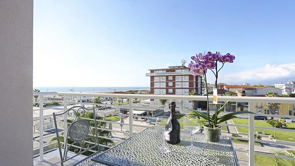 Hotel Nuovo Tirreno Lido di Camaiore 3*,
